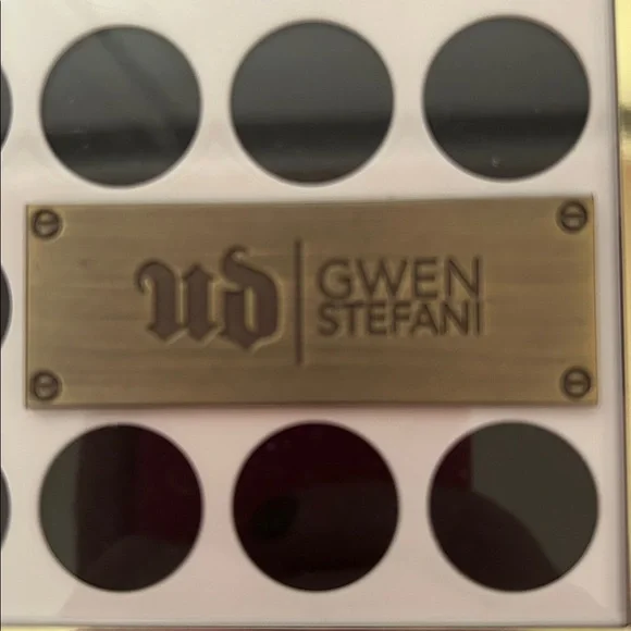 Urban Decay Gold and Black Eyeshadow Palette - Picture 2 of 4